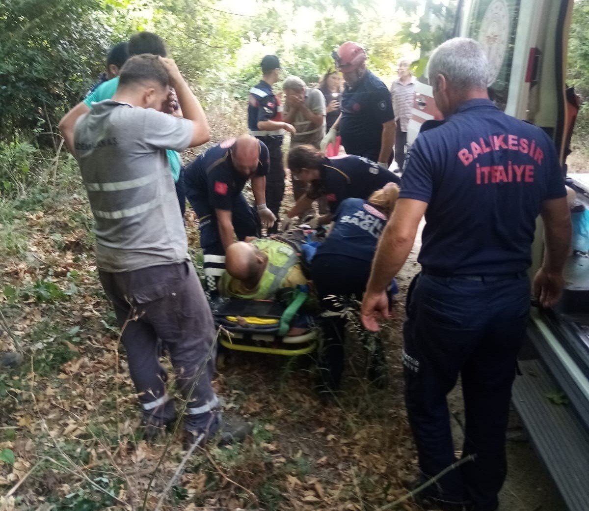 Erdek’te orman işçisi dere yatağına düştü