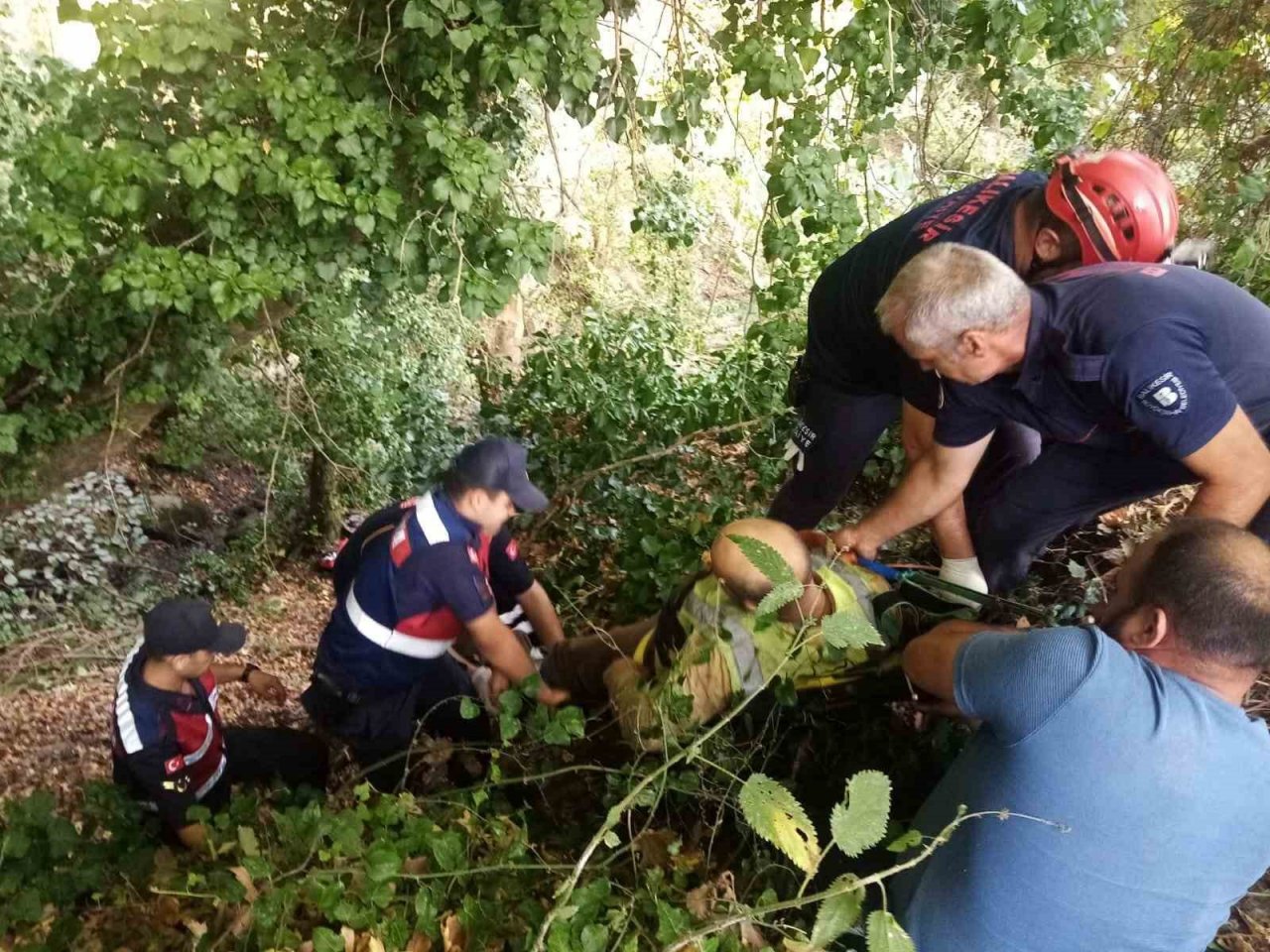 Erdek’te orman işçisi dere yatağına düştü