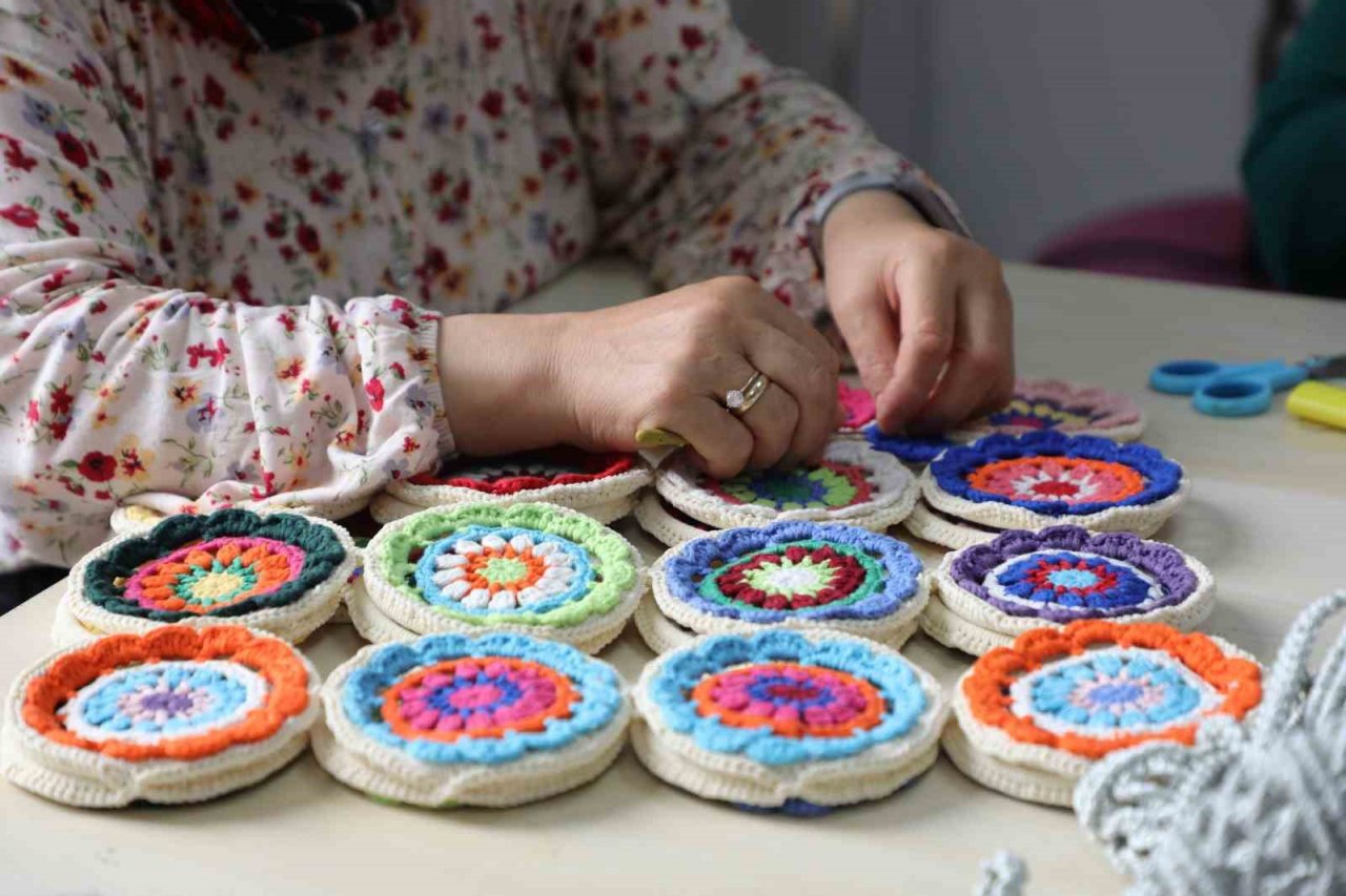 Esenlerde eski kıyafetler üretim atölyesinde dönüşüyor