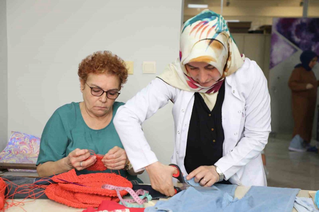 Esenlerde eski kıyafetler üretim atölyesinde dönüşüyor