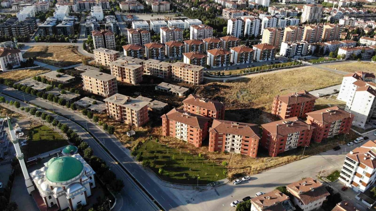 Bu binalar 20 yılı aşkın süredir atıl vaziyette bekliyor