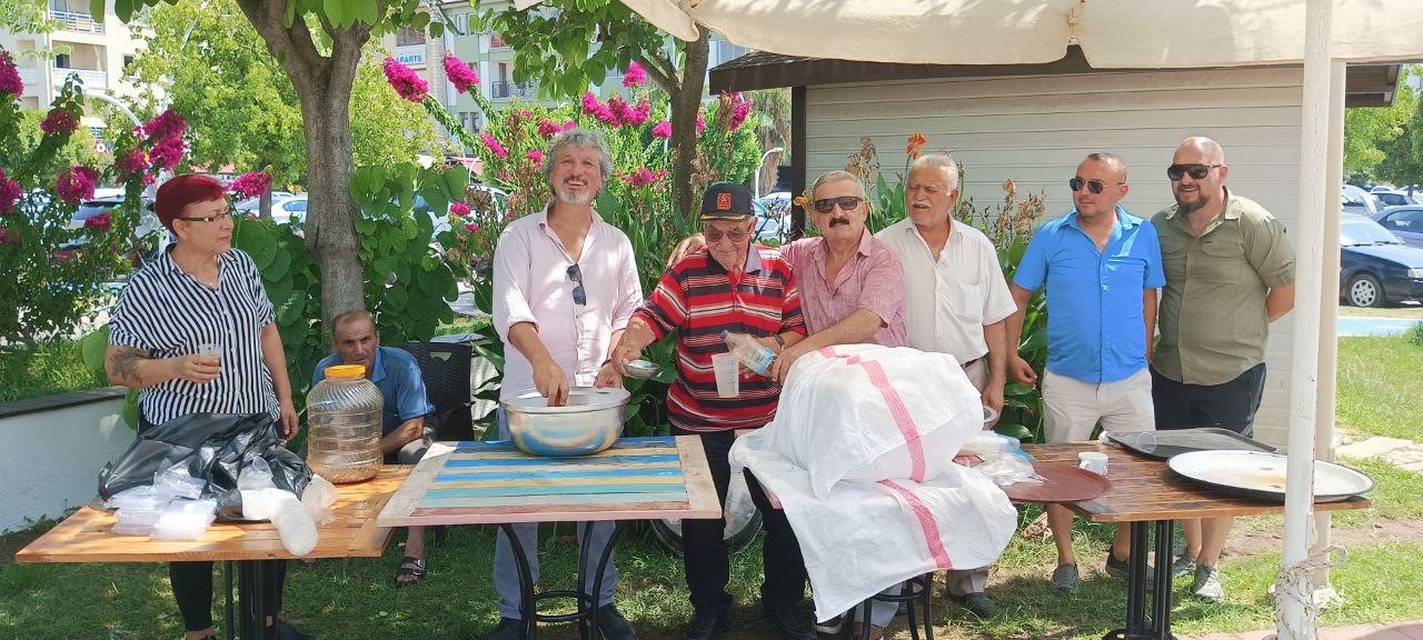 Fethiye’de Gaziler Derneği’nden şehitler için kar şerbeti hayrı