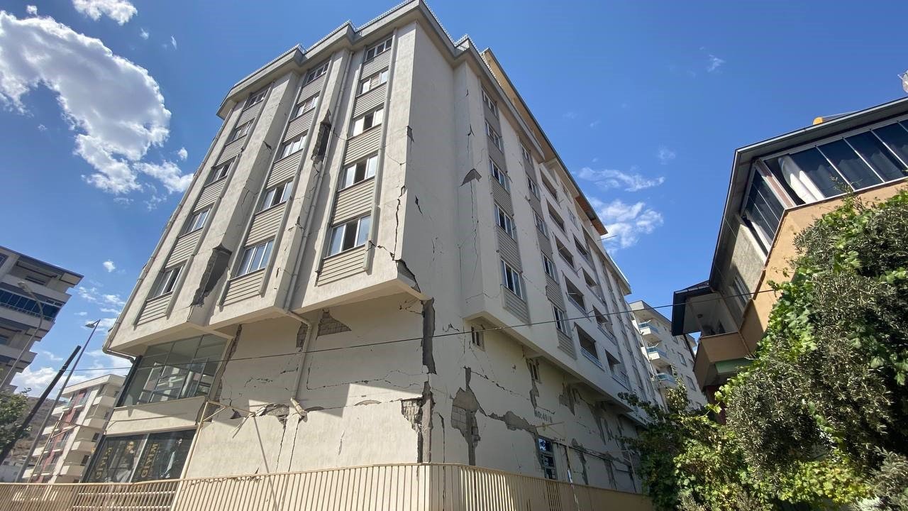 Depremde hasar alan bina korkutuyor