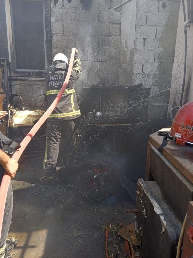Antakya’da yanan ev diğerlerine sıçramadan söndürüldü