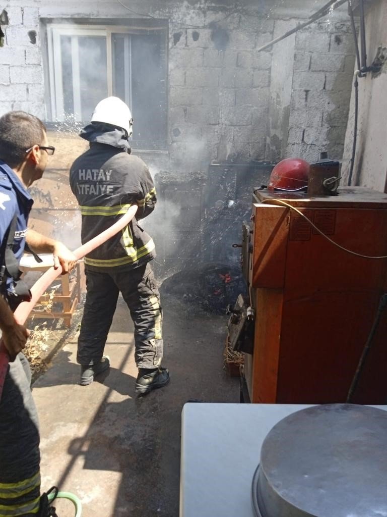 Antakya’da yanan ev diğerlerine sıçramadan söndürüldü