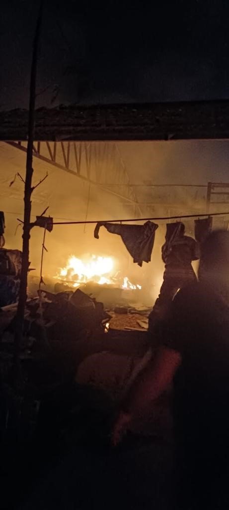 Çadır yangını etrafa sıçramadan söndürüldü