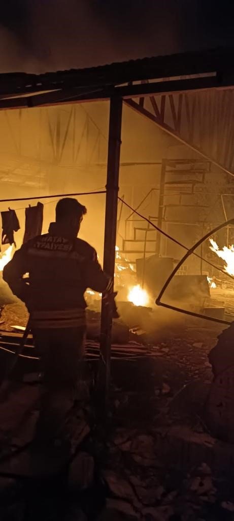 Çadır yangını etrafa sıçramadan söndürüldü