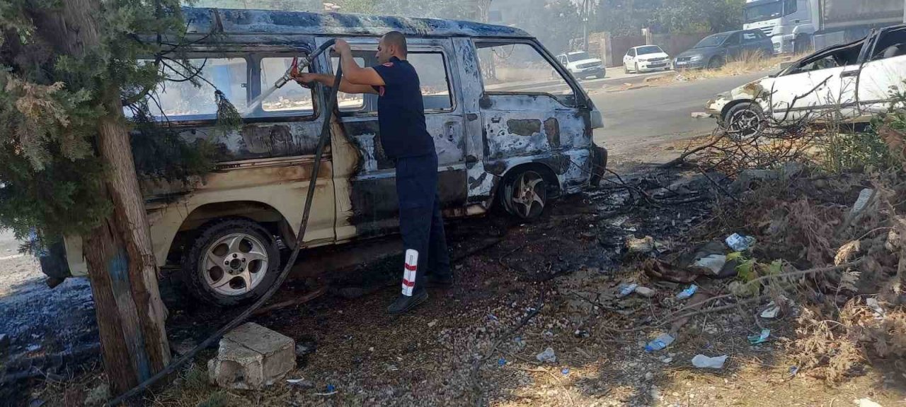 Park halindeki minibüs alev alev yandı