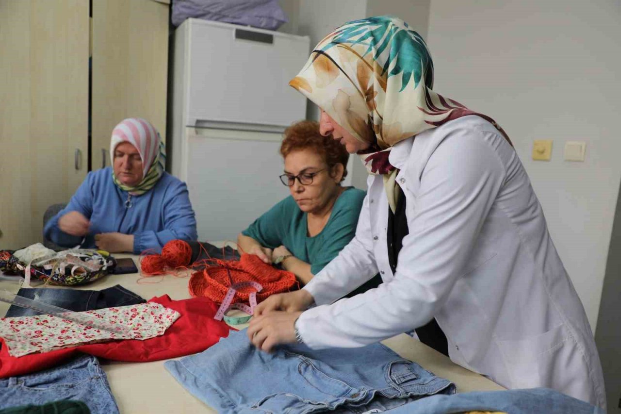Esenlerde eski kıyafetler üretim atölyesinde dönüşüyor