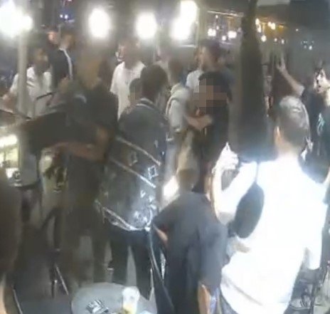 Fatih’te kafe basan gençler husumetlilerine sandalye ve kurusıkı silahla saldırdı
