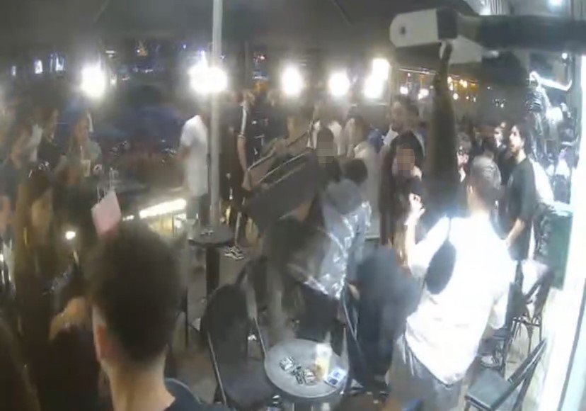 Fatih’te kafe basan gençler husumetlilerine sandalye ve kurusıkı silahla saldırdı