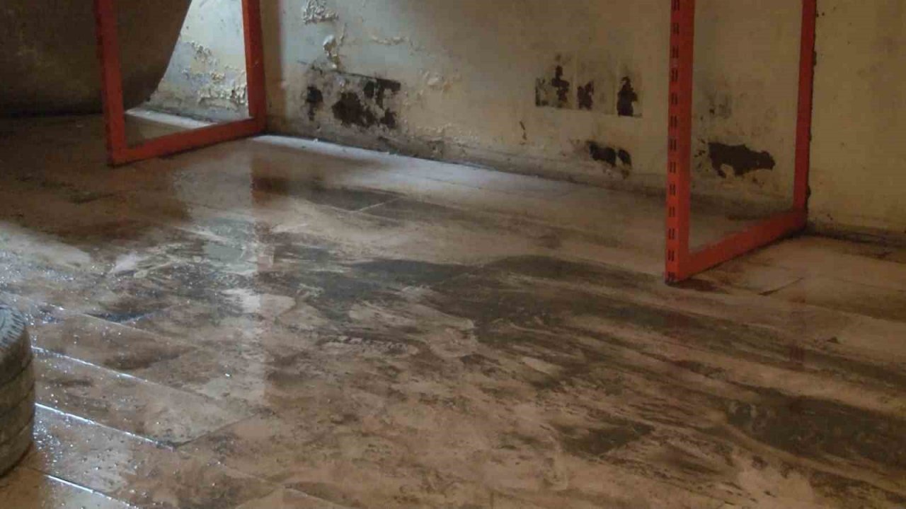 Arnavutköy’de duvardan akan suyun nereden geldiği aylardır bulunamıyor