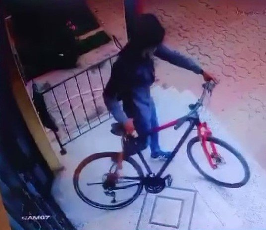 Kartal’da 48 bin TL’lik 3 bisiklet çalıp kaçtılar