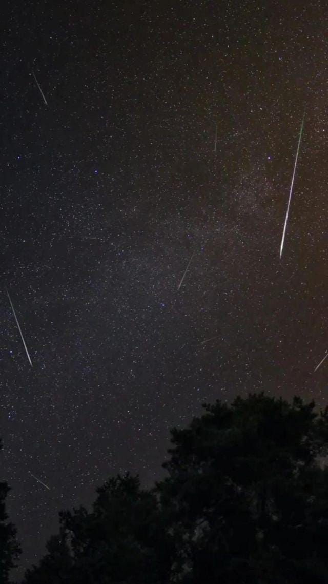 Dron ile Kastamonu şehrinin üzerinden kayan meteor yağmurunun görüntüsü mest etti