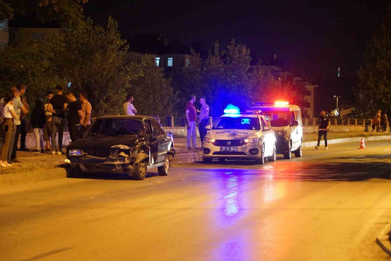Yoldan çıkan otomobil, kaldırımda bisiklet süren gençlere çarptı: 2 yaralı