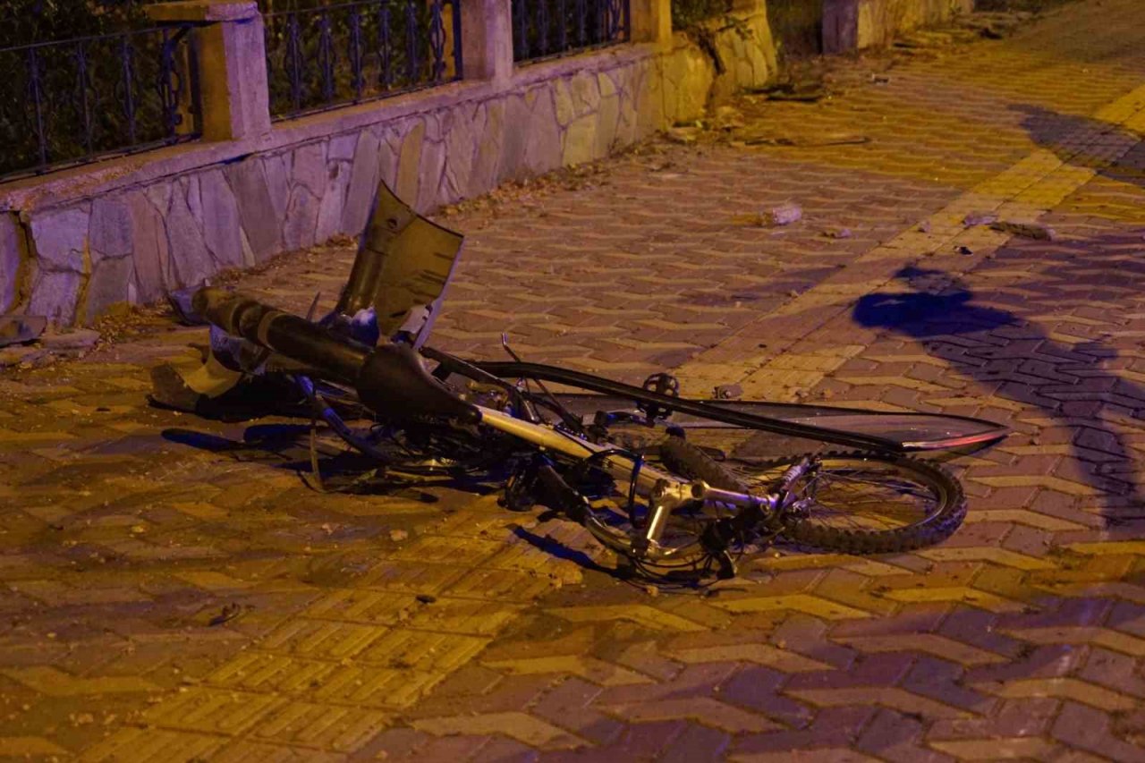 Yoldan çıkan otomobil, kaldırımda bisiklet süren gençlere çarptı: 2 yaralı