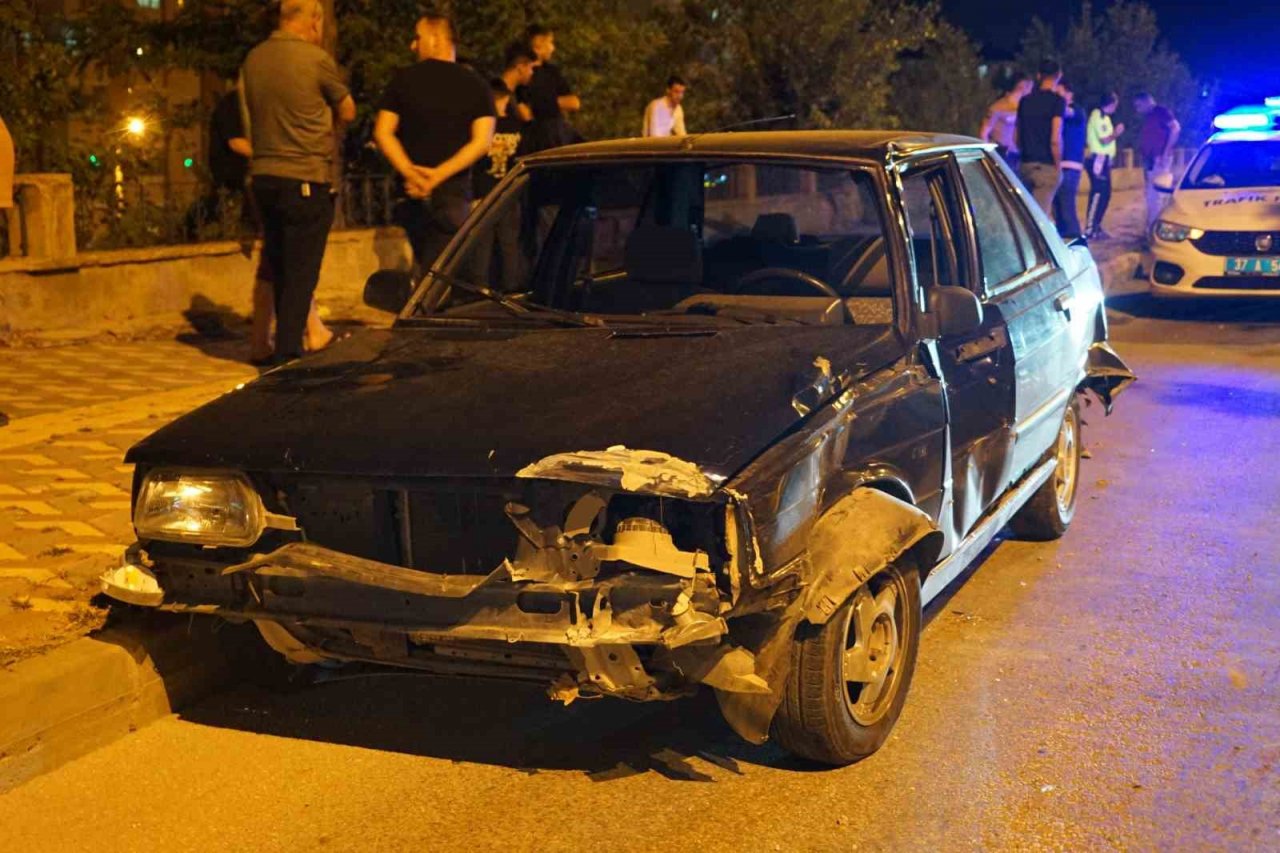 Yoldan çıkan otomobil, kaldırımda bisiklet süren gençlere çarptı: 2 yaralı