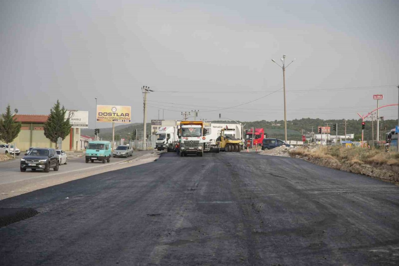 Kavşak çalışmalarına 60 bin ton asfalt desteği
