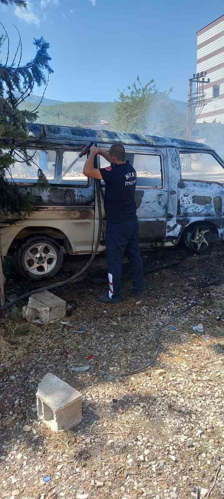 Park halindeki minibüs alev alev yandı