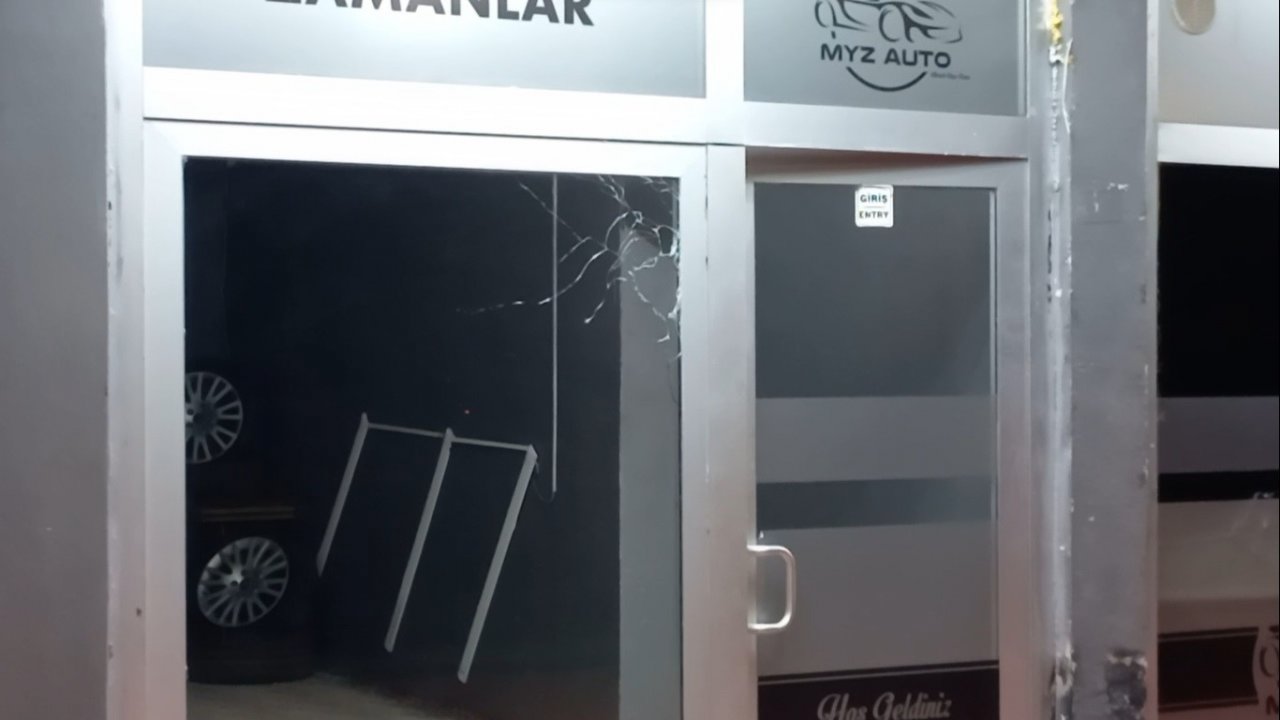 Oto galeriye silahlı saldırı: Kurşunlayıp otomobille kaçtılar