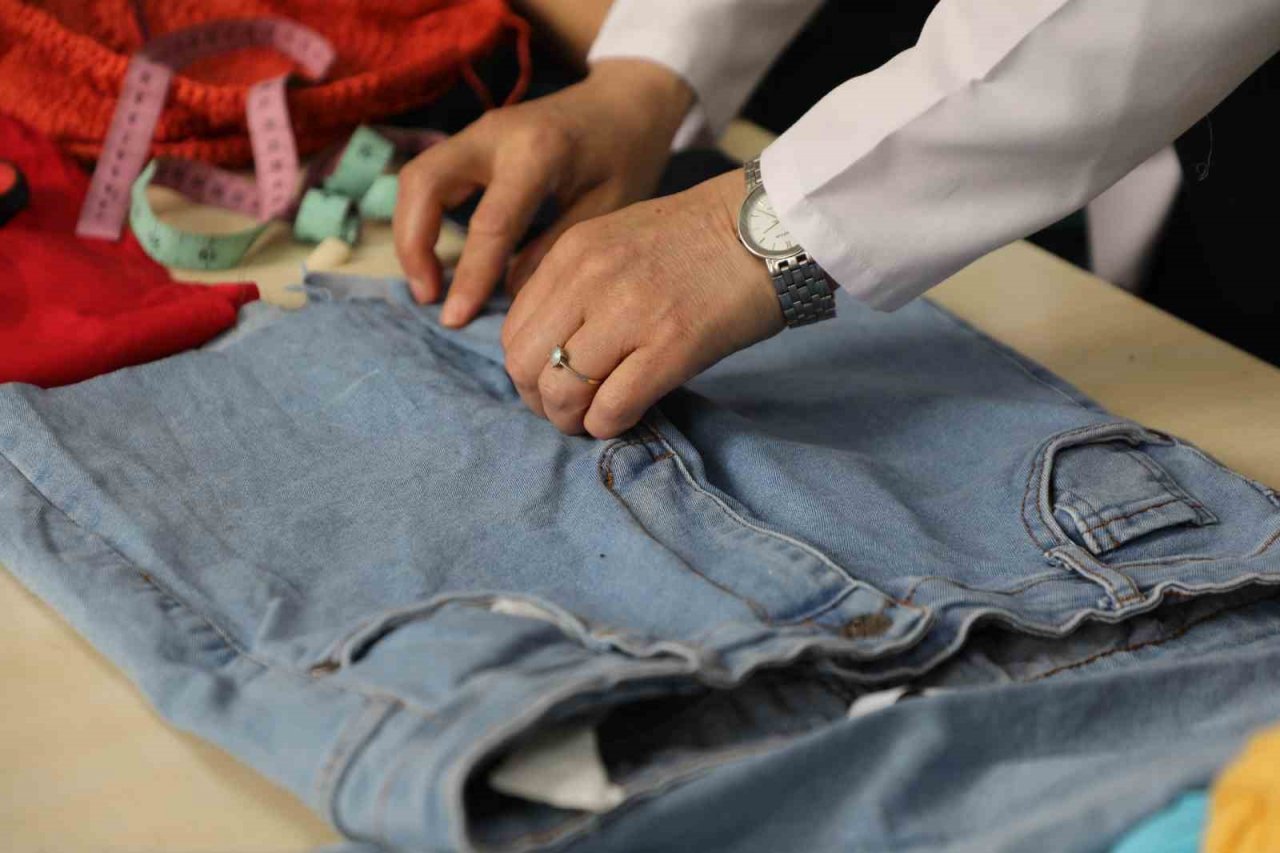 Esenlerde eski kıyafetler üretim atölyesinde dönüşüyor