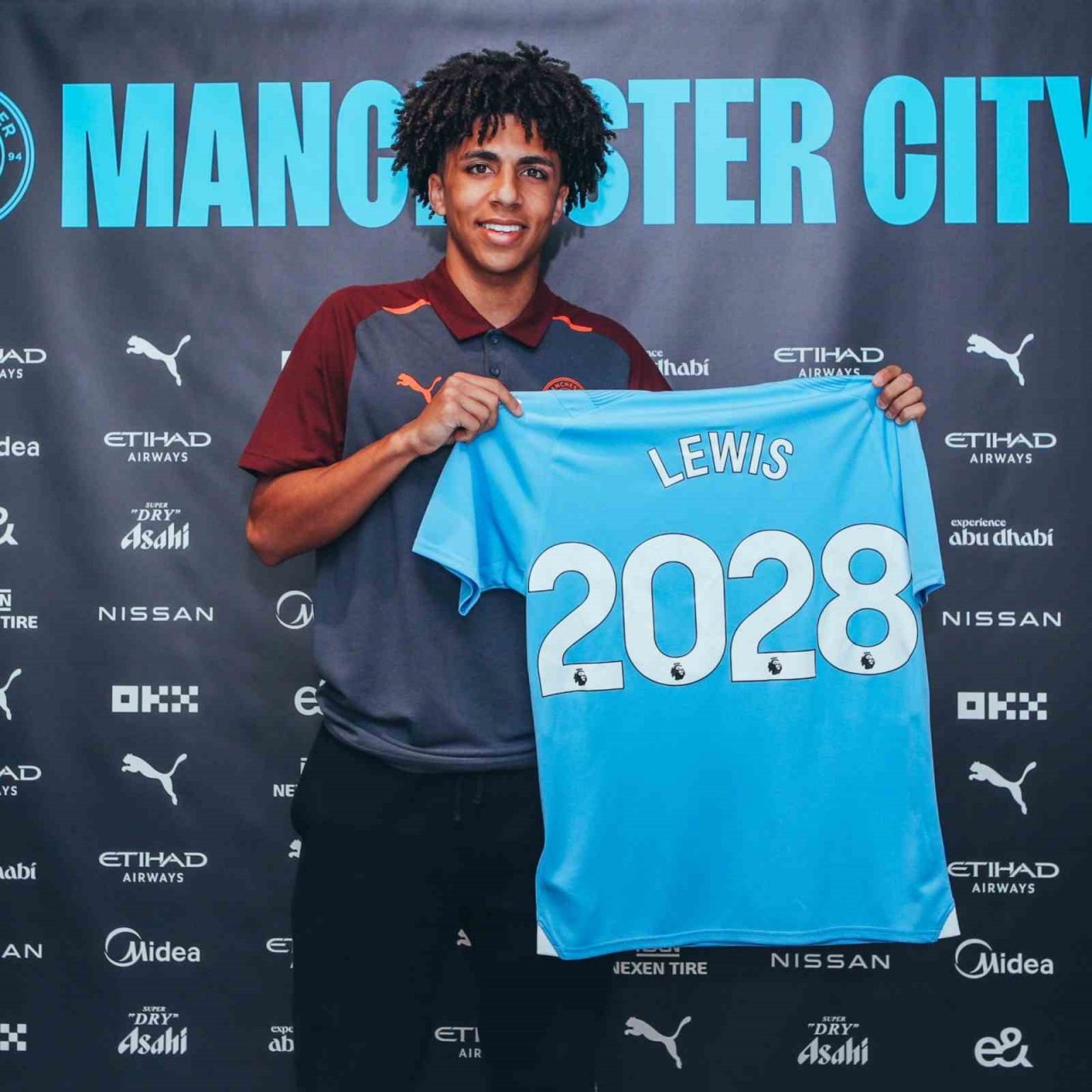 Manchester City, Rico Lewis’in sözleşmesini 2028 yılına kadar uzattı