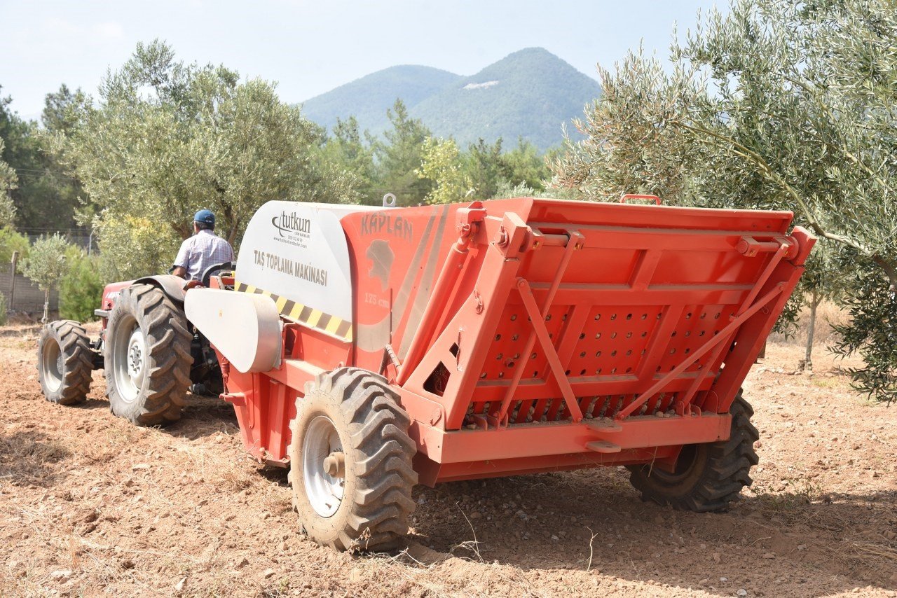Kırkağaç’ta taşlı araziler tarlaya dönüyor