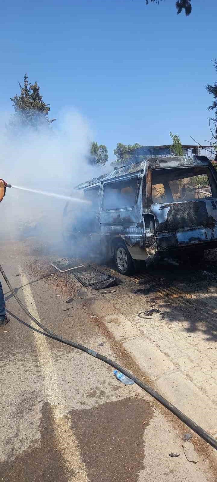 Park halindeki minibüs alev alev yandı