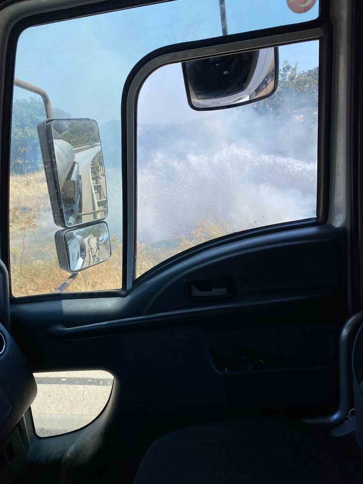 Yol kenarında çıkan yangın büyümeden söndürüldü