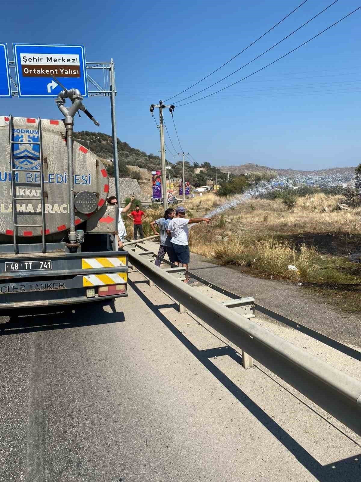 Yol kenarında çıkan yangın büyümeden söndürüldü