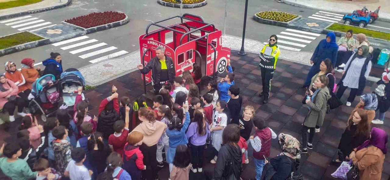 Çocuklar bu pistte eğlenerek öğreniyor