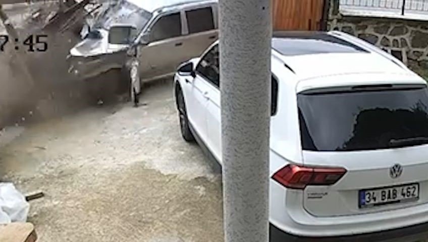 Rize’de kamyonetin bahçe duvarına çarptığı görüntüler güvenlik kamerasına yansıdı