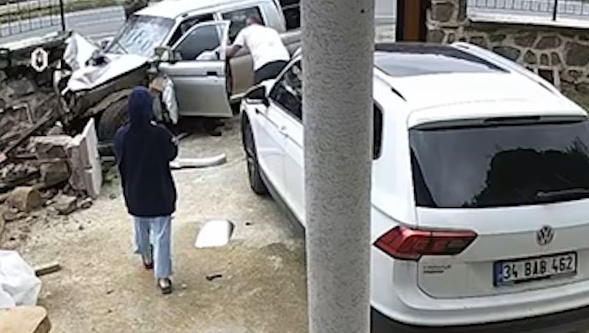 Rize’de kamyonetin bahçe duvarına çarptığı görüntüler güvenlik kamerasına yansıdı