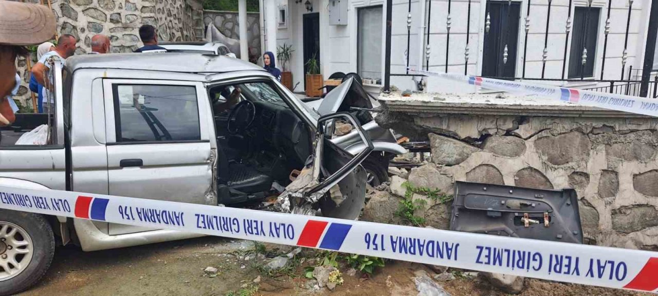 Rize’de kamyonetin bahçe duvarına çarptığı görüntüler güvenlik kamerasına yansıdı