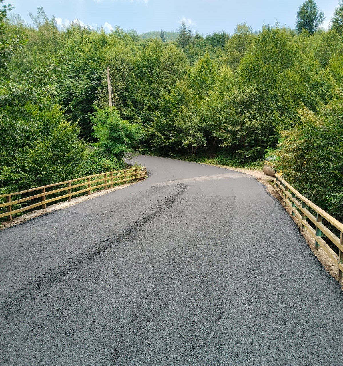 Büyükşehirle grup yolunun 10 kilometrelik bölümü sil baştan yenileniyor