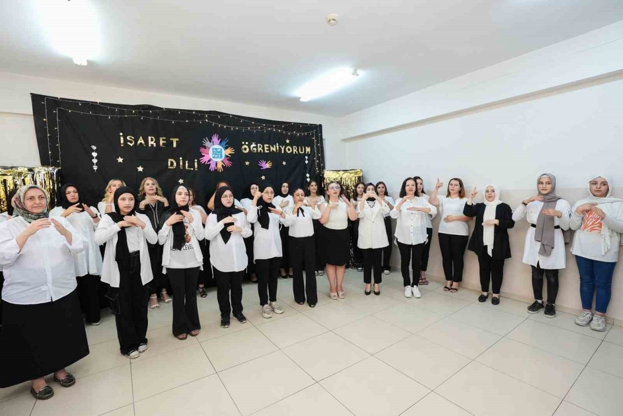 İşaret dilini öğrendiler, sertifika almaya hak kazandılar