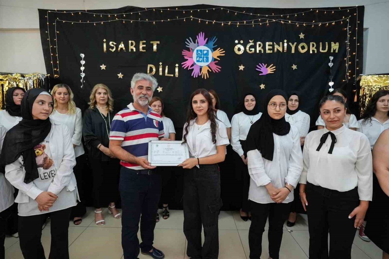 İşaret dilini öğrendiler, sertifika almaya hak kazandılar