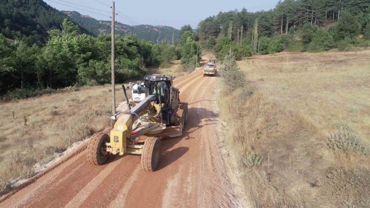 Sındırgı’ya kilometrelerce sıcak asfalt