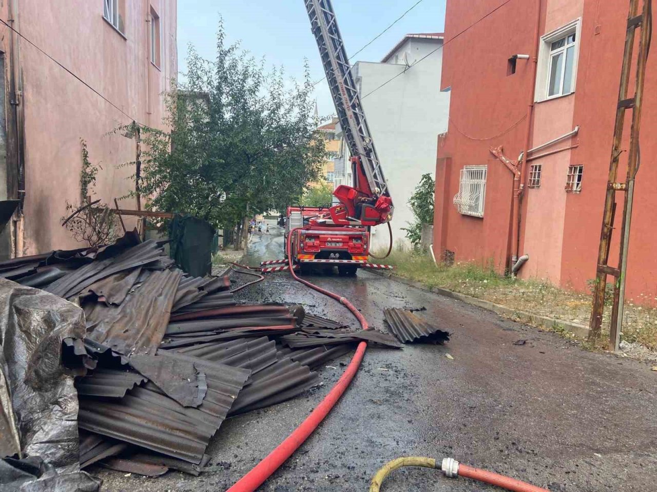 Sultanbeyli’de 3 katlı binanın çatısı alevlere teslim oldu