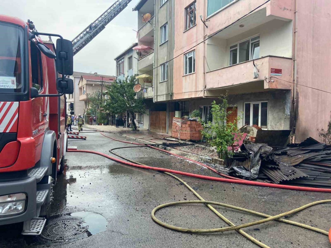 Sultanbeyli’de 3 katlı binanın çatısı alevlere teslim oldu