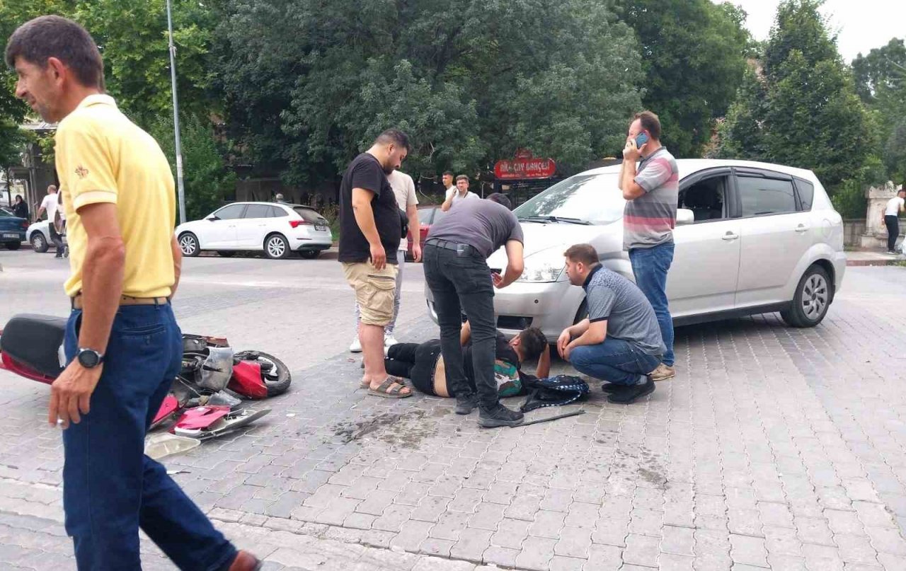 Tavşanlı’da otomobil ile elektrikli motosiklet çarpıştı: 1 yaralı