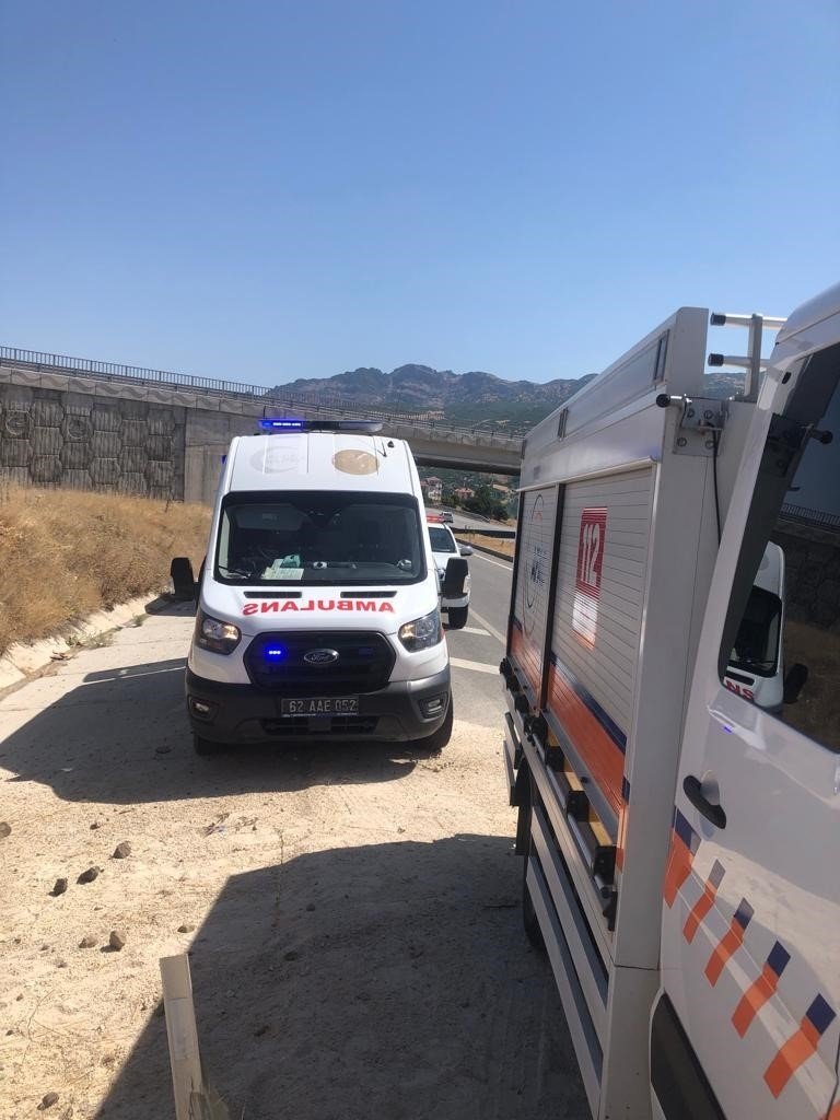 Devrilen kamyonun içerisinde sıkışan sürücü, ekipler tarafından kurtarıldı