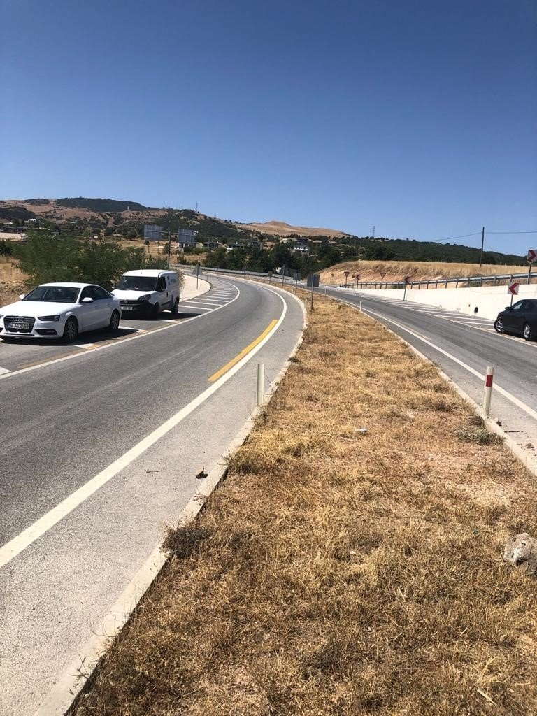 Devrilen kamyonun içerisinde sıkışan sürücü, ekipler tarafından kurtarıldı