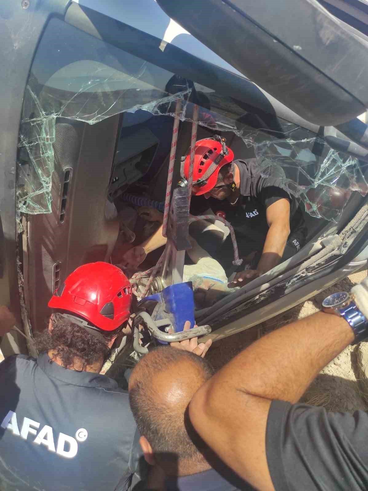 Devrilen kamyonun içerisinde sıkışan sürücü, ekipler tarafından kurtarıldı