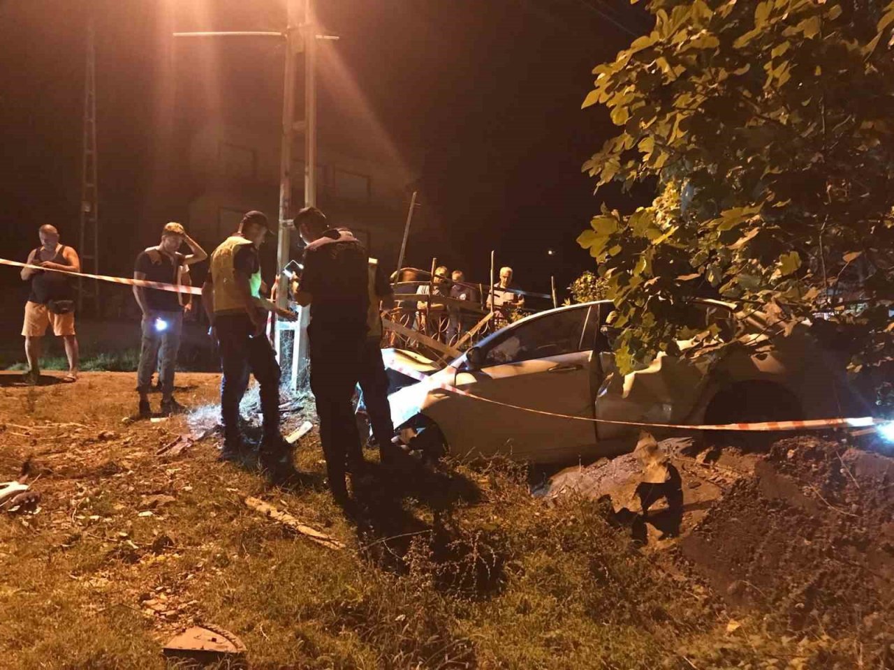 Türkeli’de otomobil duvara çarptı: 1 yaralı