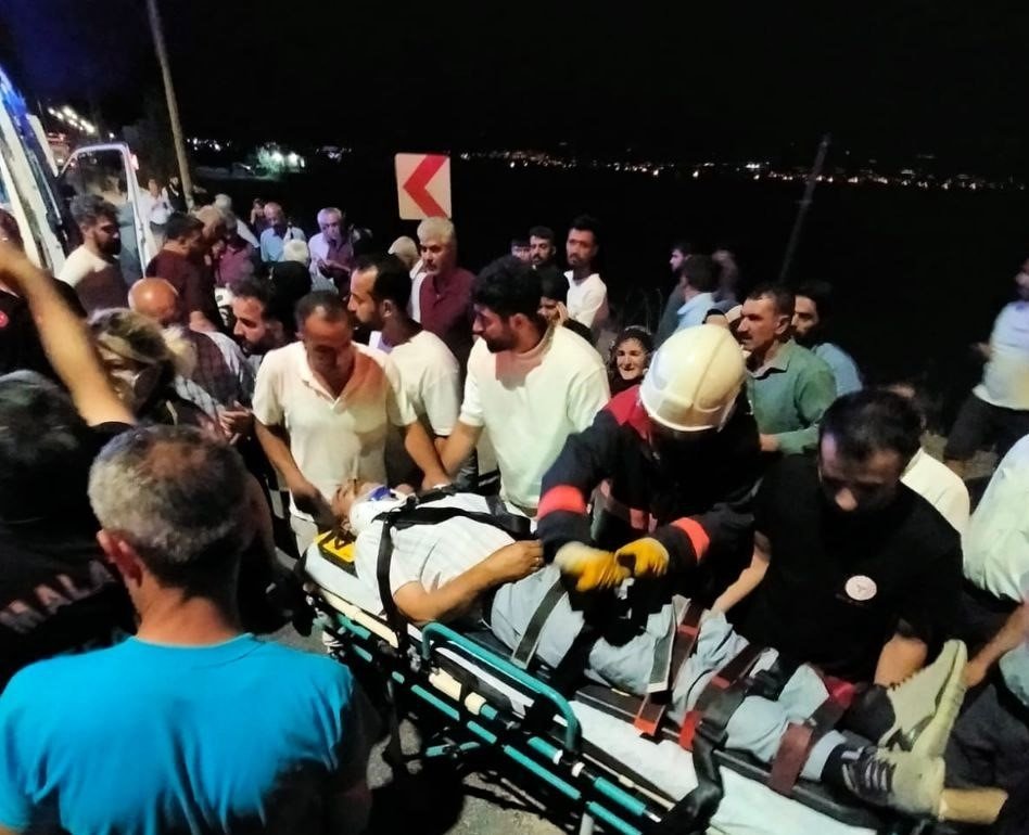 Yolcu obüsü ile hafif ticari araç çarpıştı: 1’i ağır 5 yaralı