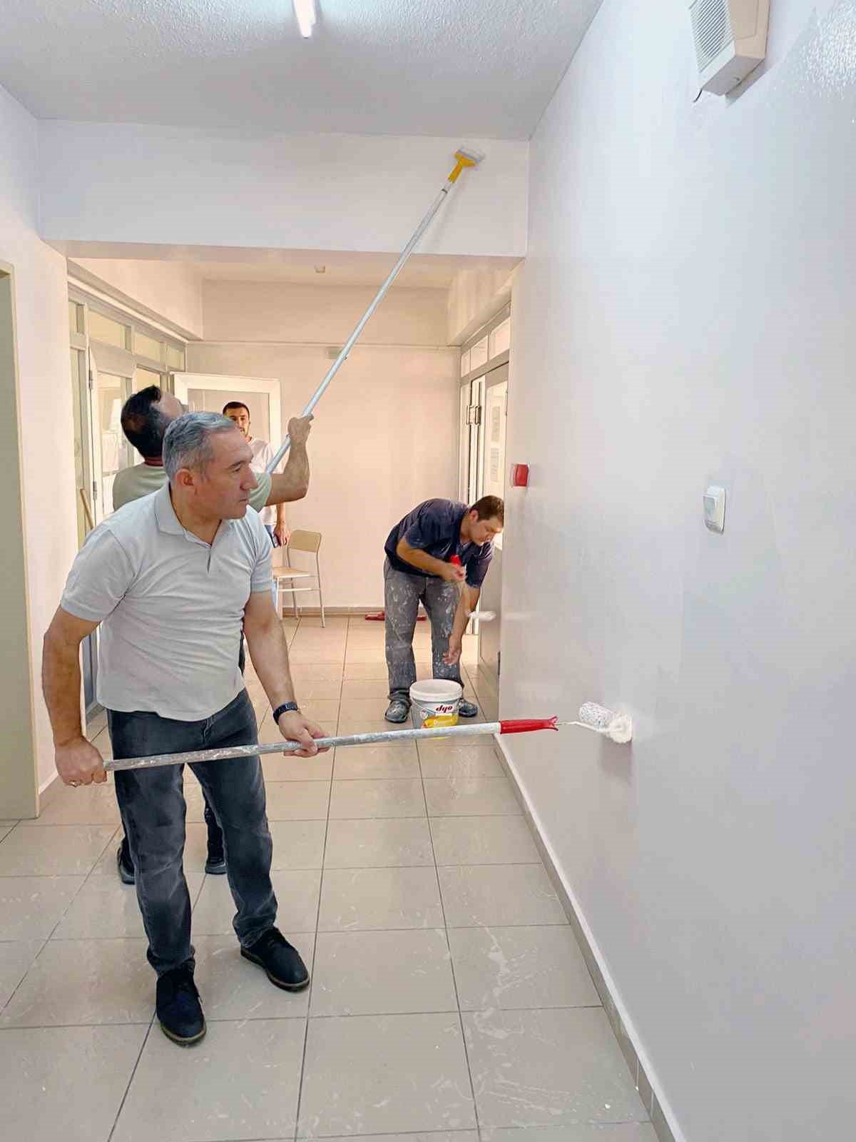 Eline fırçayı alan müdür işçiler ile boya yaptı