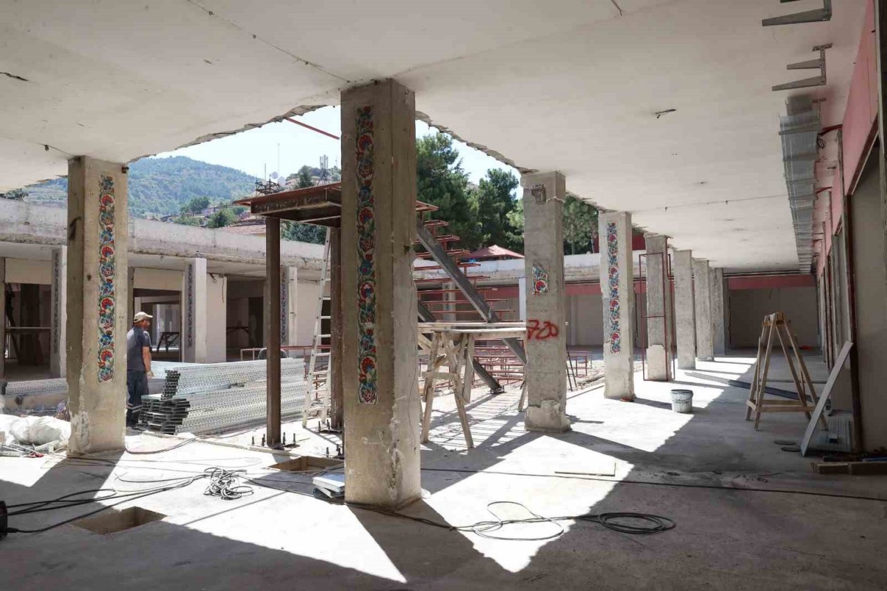 37 yıl önce inşa edilen çarşıda yenileme çalışmaları sürüyor