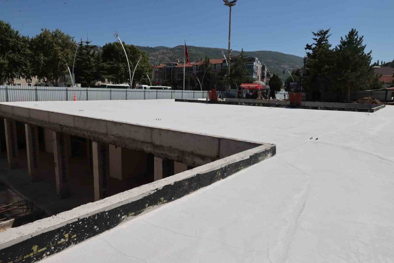 37 yıl önce inşa edilen çarşıda yenileme çalışmaları sürüyor