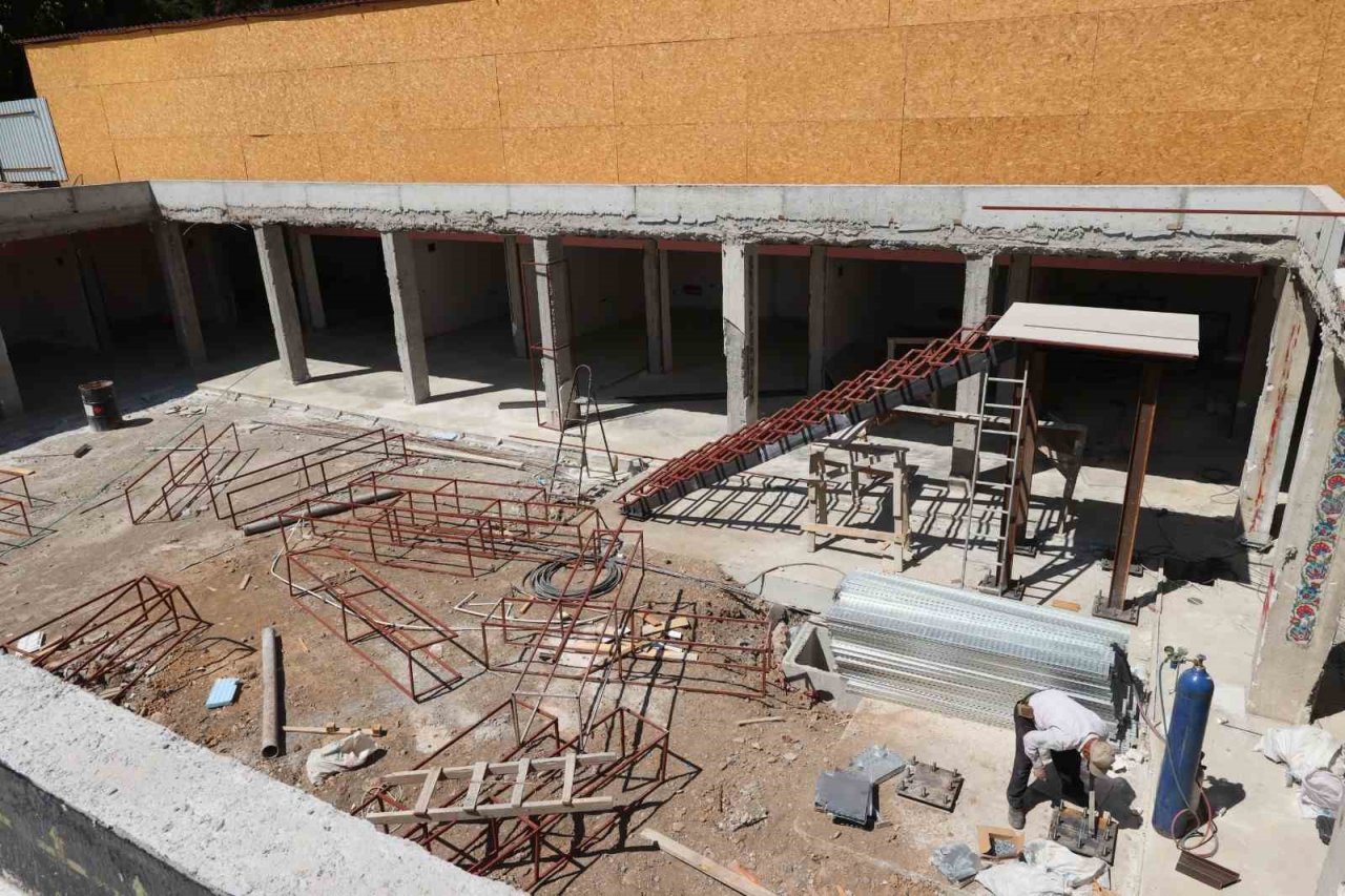 37 yıl önce inşa edilen çarşıda yenileme çalışmaları sürüyor